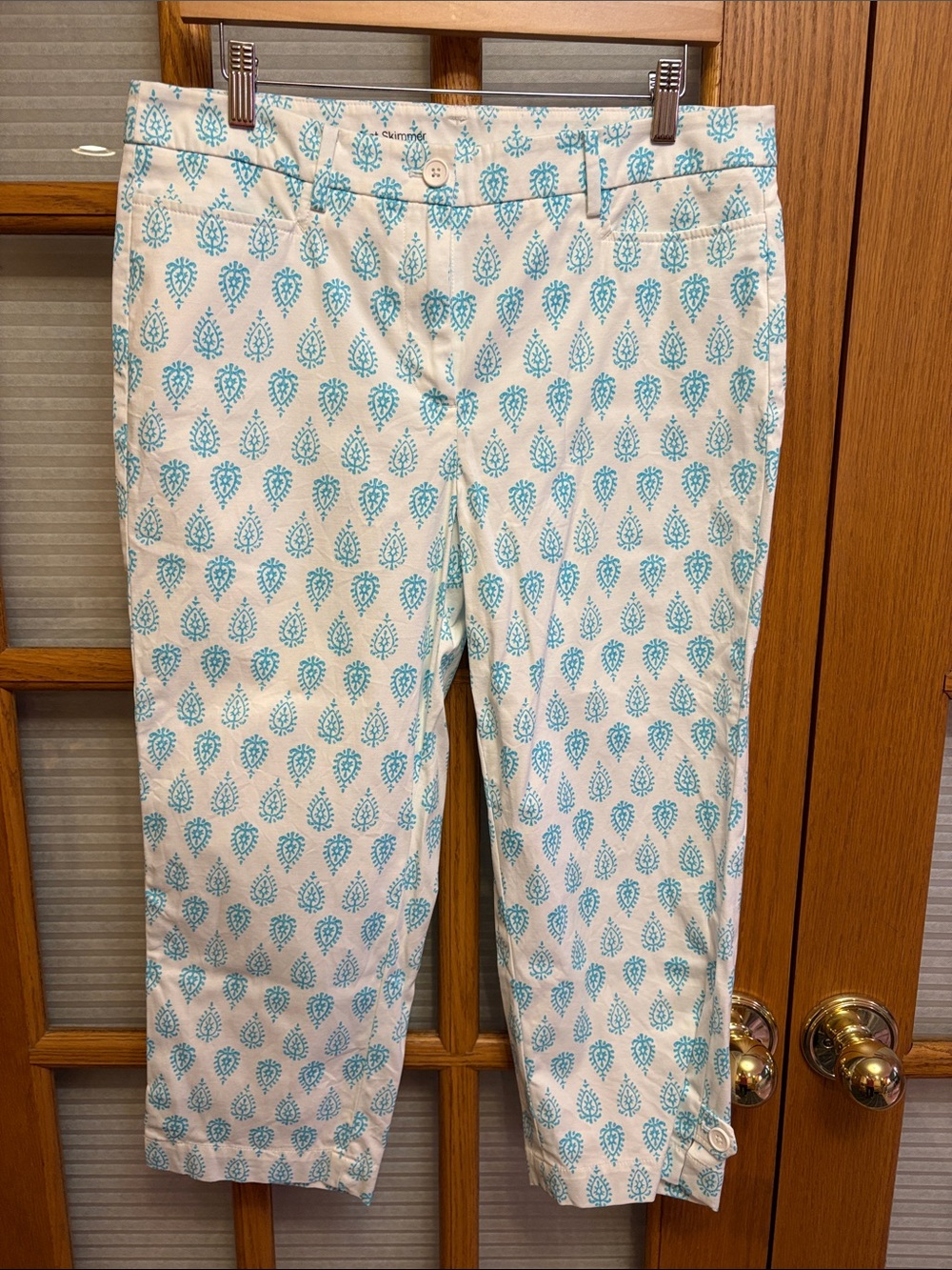 EUC Talbots White Cropped Jeans with Teal Motif